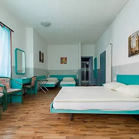 Hb Hotel 2*